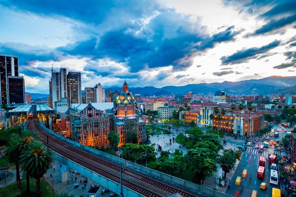 Vista del centro de Medellín con el Palacio de la Cultura